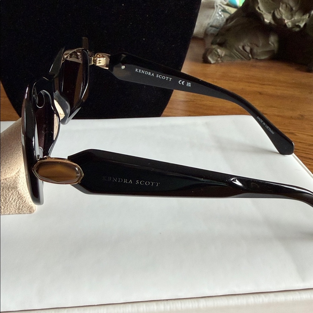 🕶️KendraScottNewStyleSunglassesRectangularModernFaceted FrontGemstonesOnSidesNWT - Picture 5 of 10